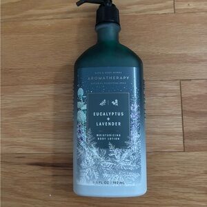 Bath & Body Works Aromatherapy Eucalyptus + Lavender Green and White Lotion